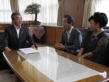 記念事業の説明を受ける知事の写真その2