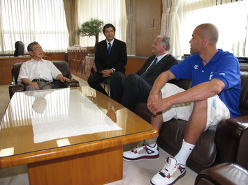 マイケル・パーカー選手などと懇談する知事