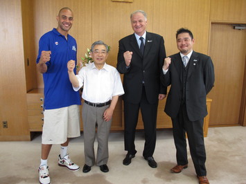 マイケル・パーカー選手などと記念撮影する知事