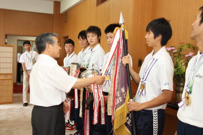 選手を激励する知事