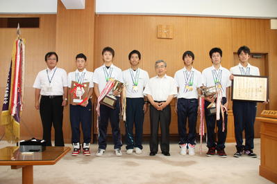 安来高校フェンシング部のみなさんと記念撮影