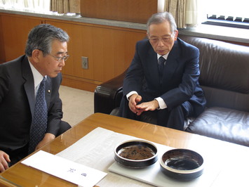 作品について説明を受ける知事