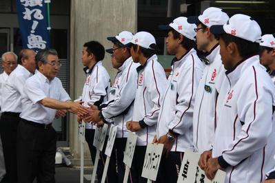 選手一人一人と握手する知事