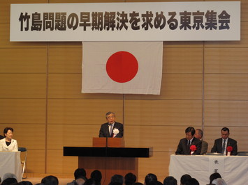 あいさつする知事