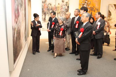 展覧会を鑑賞する知事