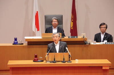 可決後あいさつする知事