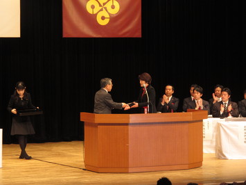 島尻内閣府大臣政務官要望書を手渡す知事