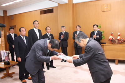 寄附金を受け取る知事