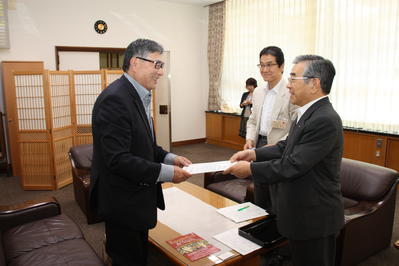 委嘱状を手渡す知事