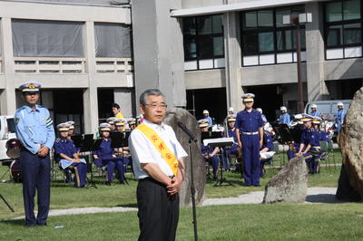 挨拶をする知事