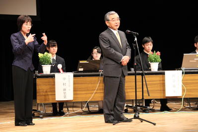挨拶する知事