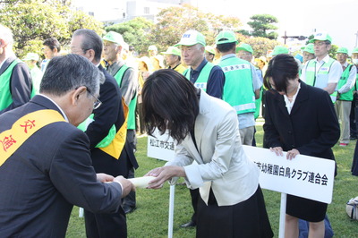 参加団体へメッセージを交付する知事