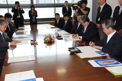 覚書締結の様子