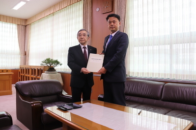 署名した引継書を丸山新知事に