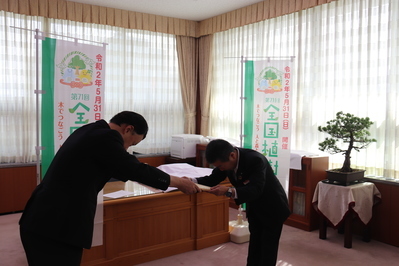 感謝状贈呈のようす