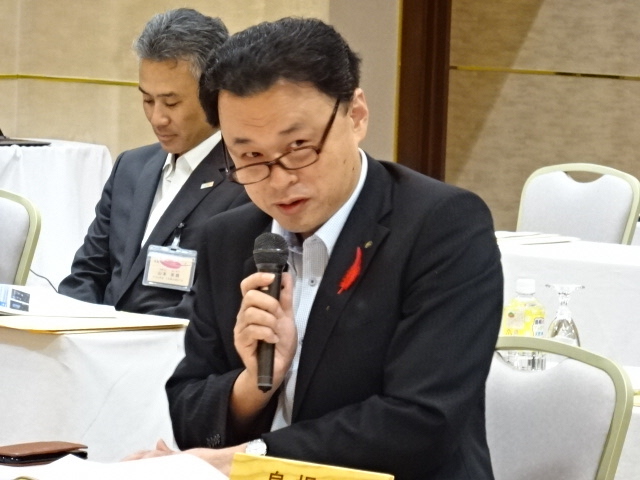 発言する知事