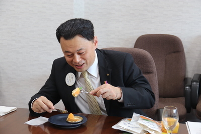 開発商品「ラ・クレモンティーヌ」（みかんケーキ）を試食する知事