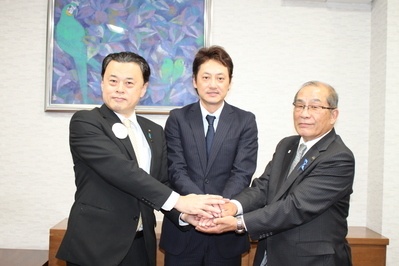 小村淳浩代表取締役（中央）