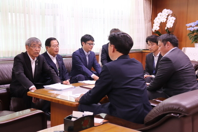 奥出雲町の皆さんから報告を受ける知事