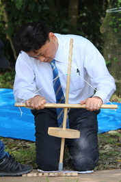 イベントに参加する知事その３