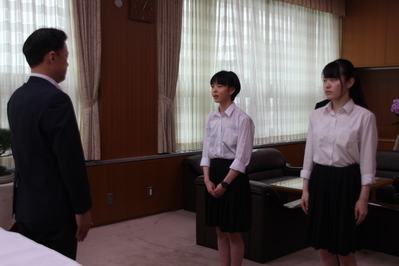 知事激励式（左：堀江花部長、右：赤名萌副部長）