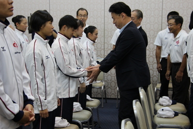 選手と固い握手