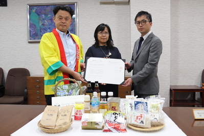 こだわりや専務取締役の藤田さん（中）、同島根応援隊長の岡野さん（右）