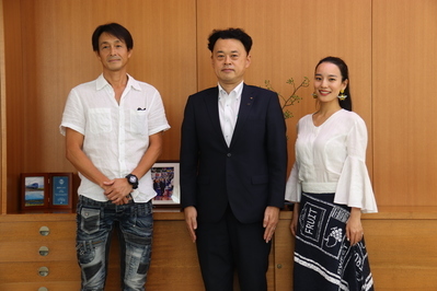 吉田栄作さん（左）、レイヤマダさん（右）