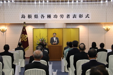 挨拶をする知事