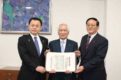 木口重樹代表取締役社長（中央）