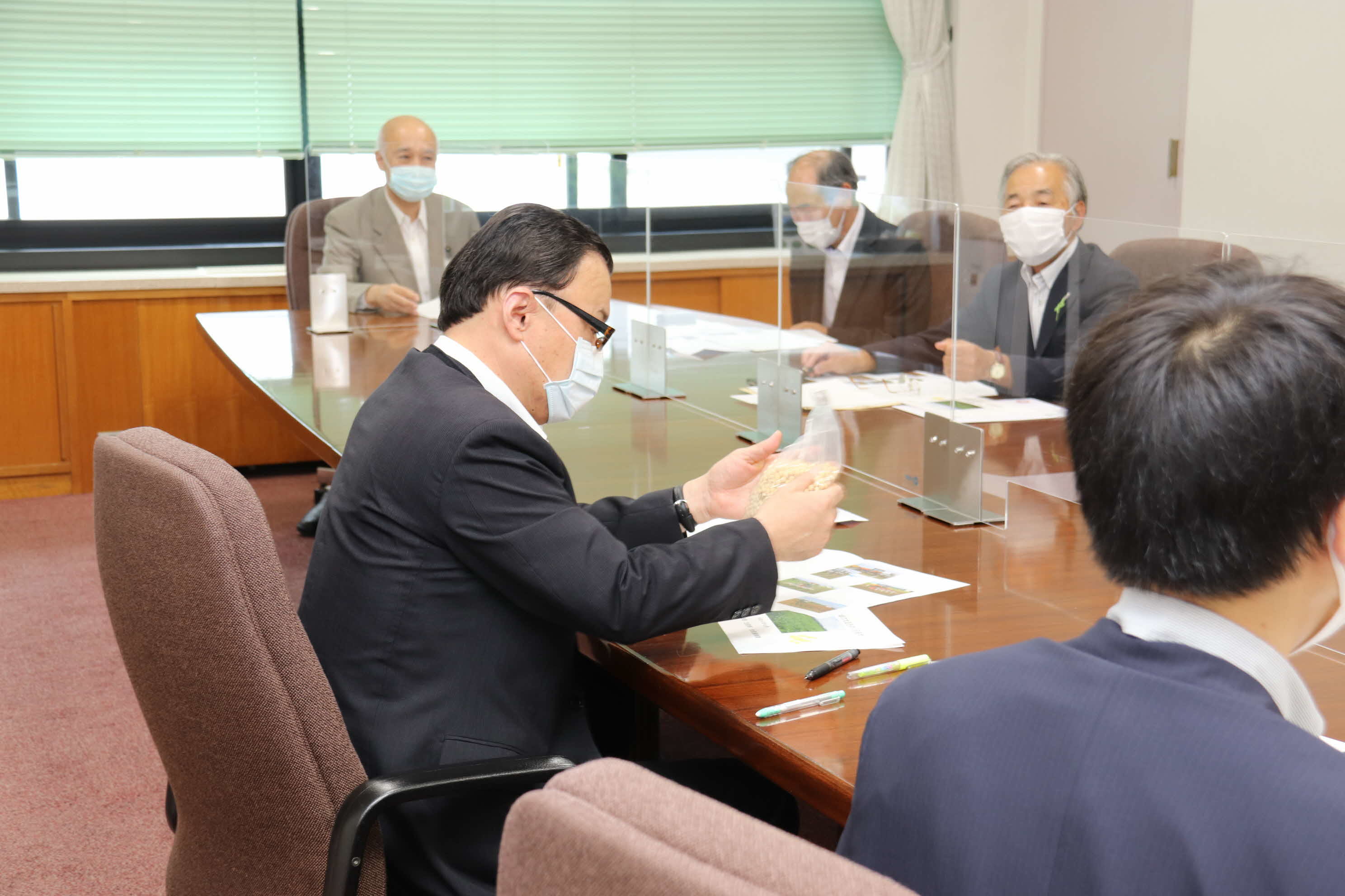 大豆を手に取る知事