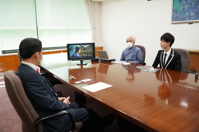 動画を試聴しているようす