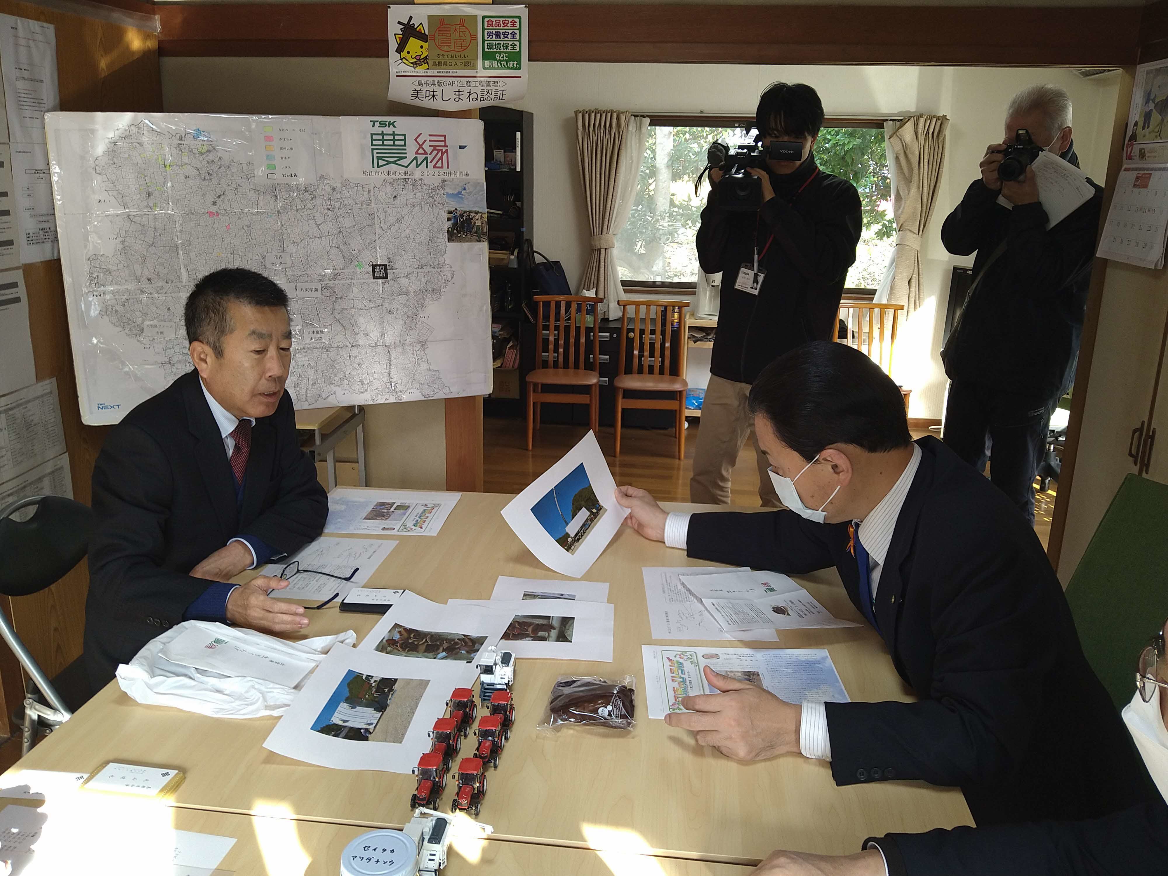 取組状況を聞く知事