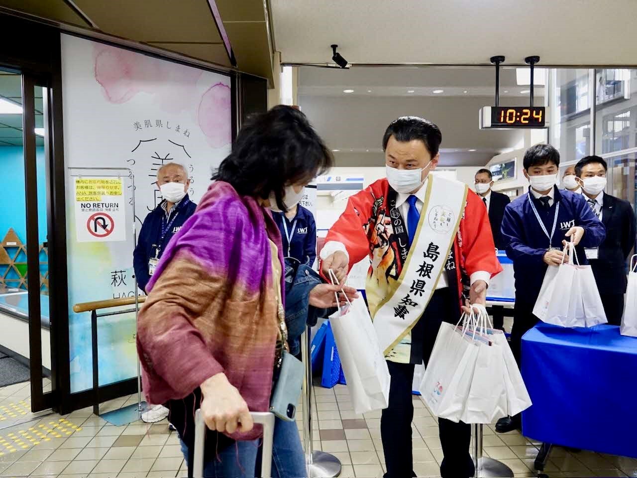 特産品を手渡す知事