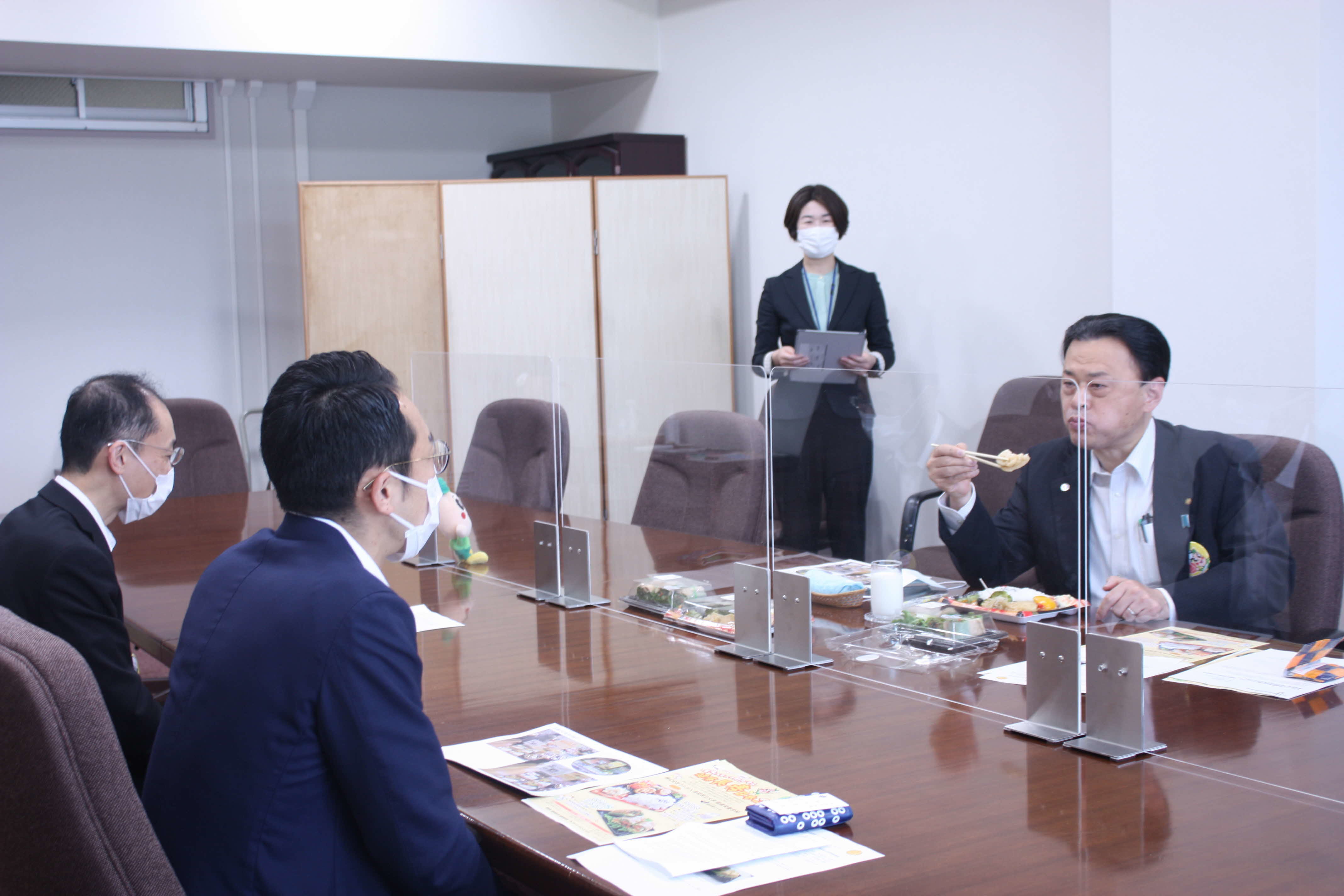 試食をする知事