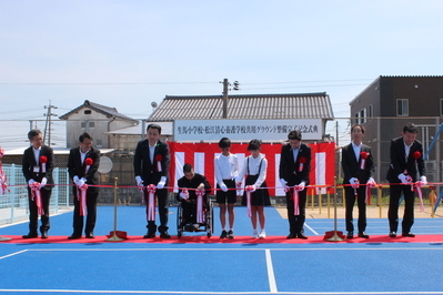 テープカットのようす