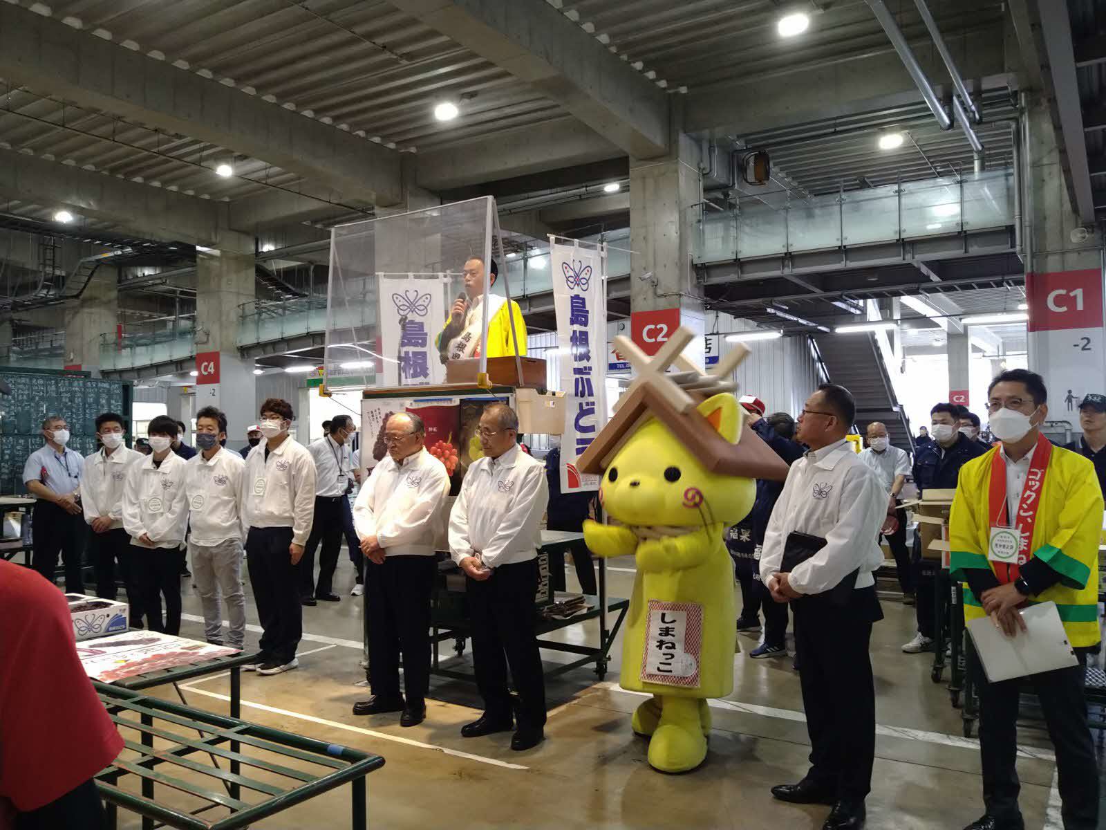 セリ前の挨拶の様子