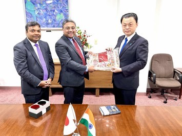 お土産の交換のようす