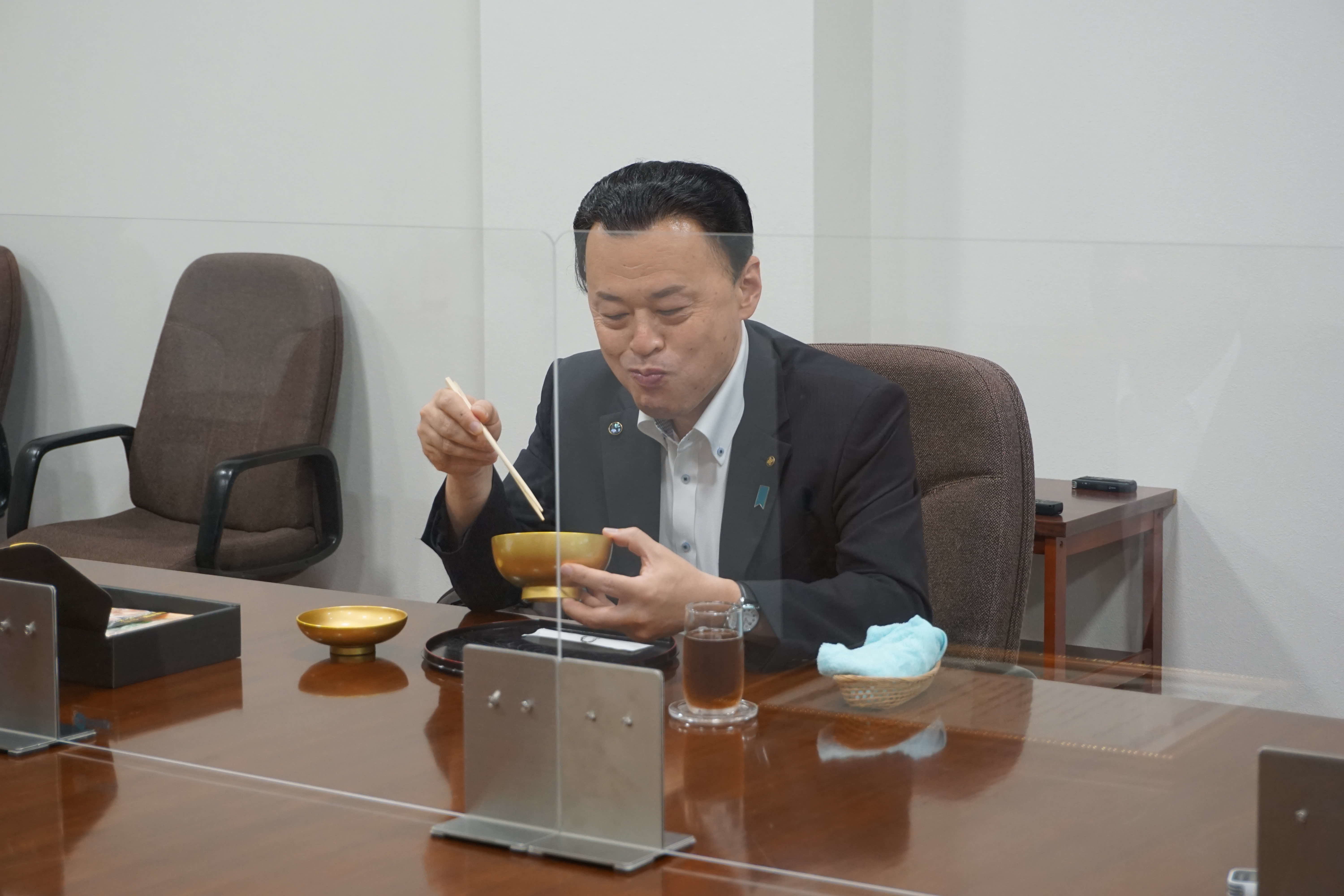 のどぐろ丼を試食する知事