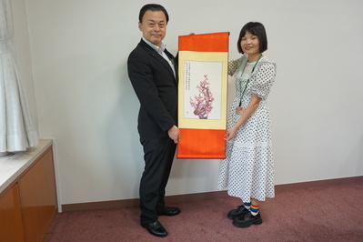 中国の切り絵掛け軸を手に