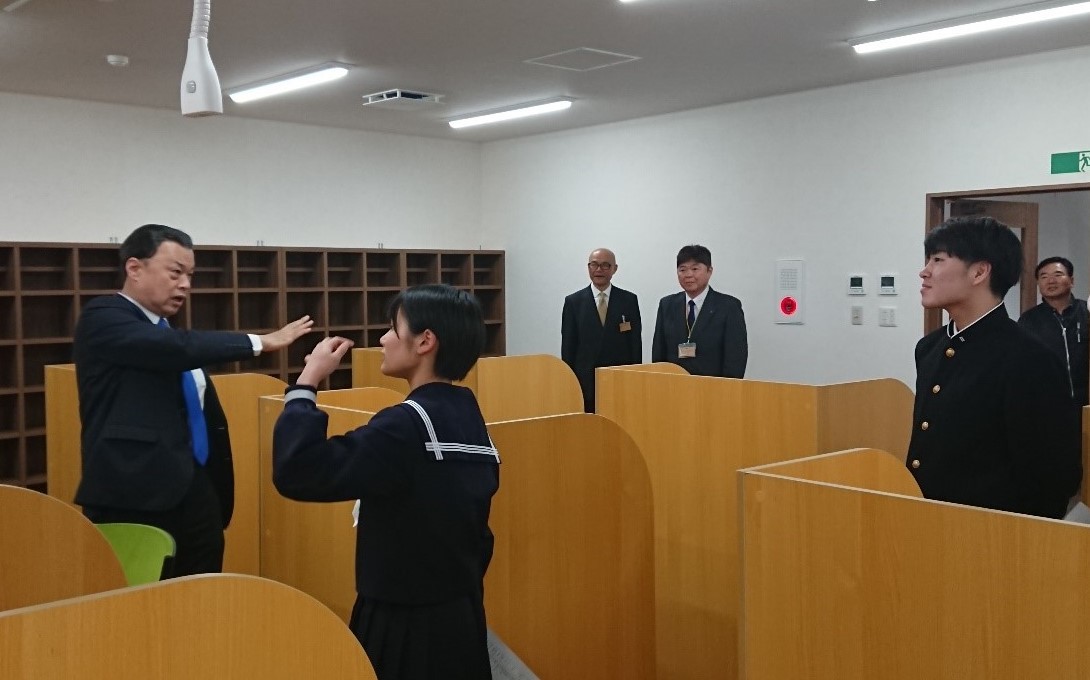 津和野高校『正徳寮』で生徒から説明を受ける知事