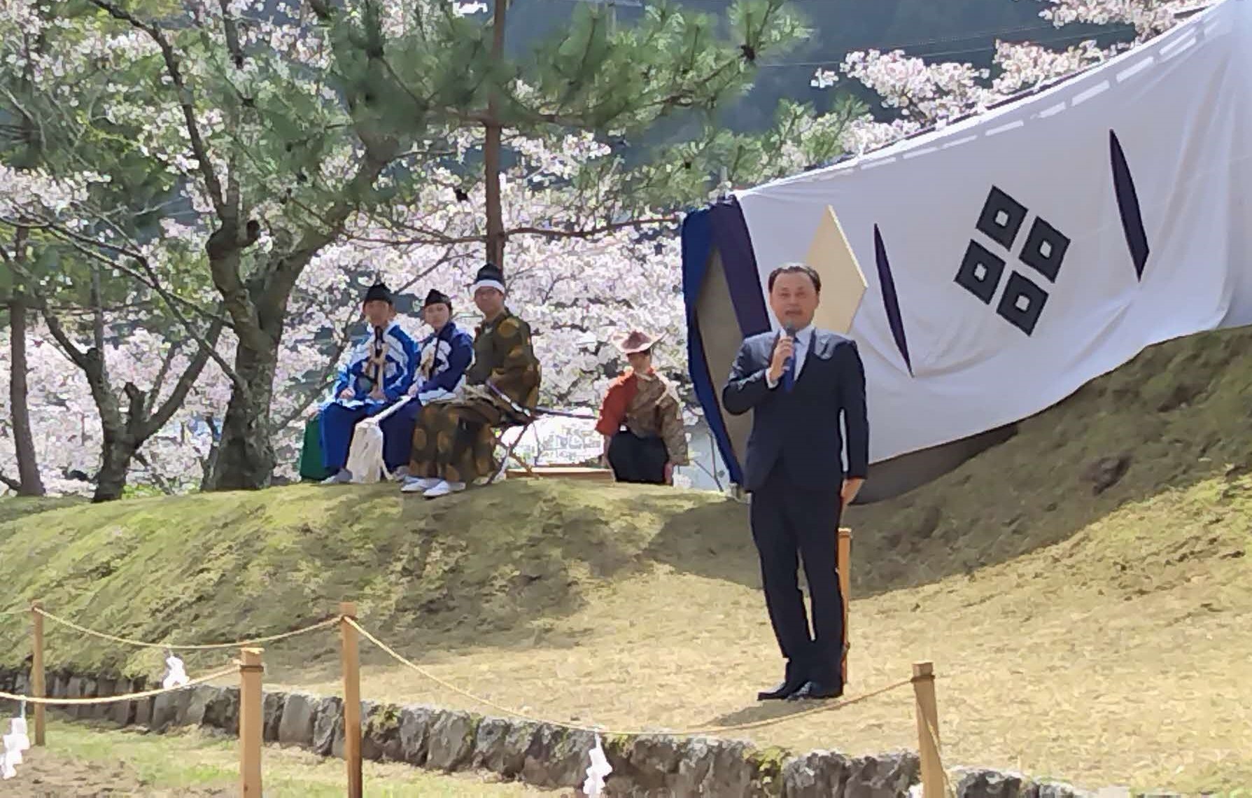 流鏑馬神事で挨拶をする知事