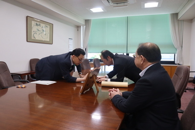 取組について説明を受ける知事