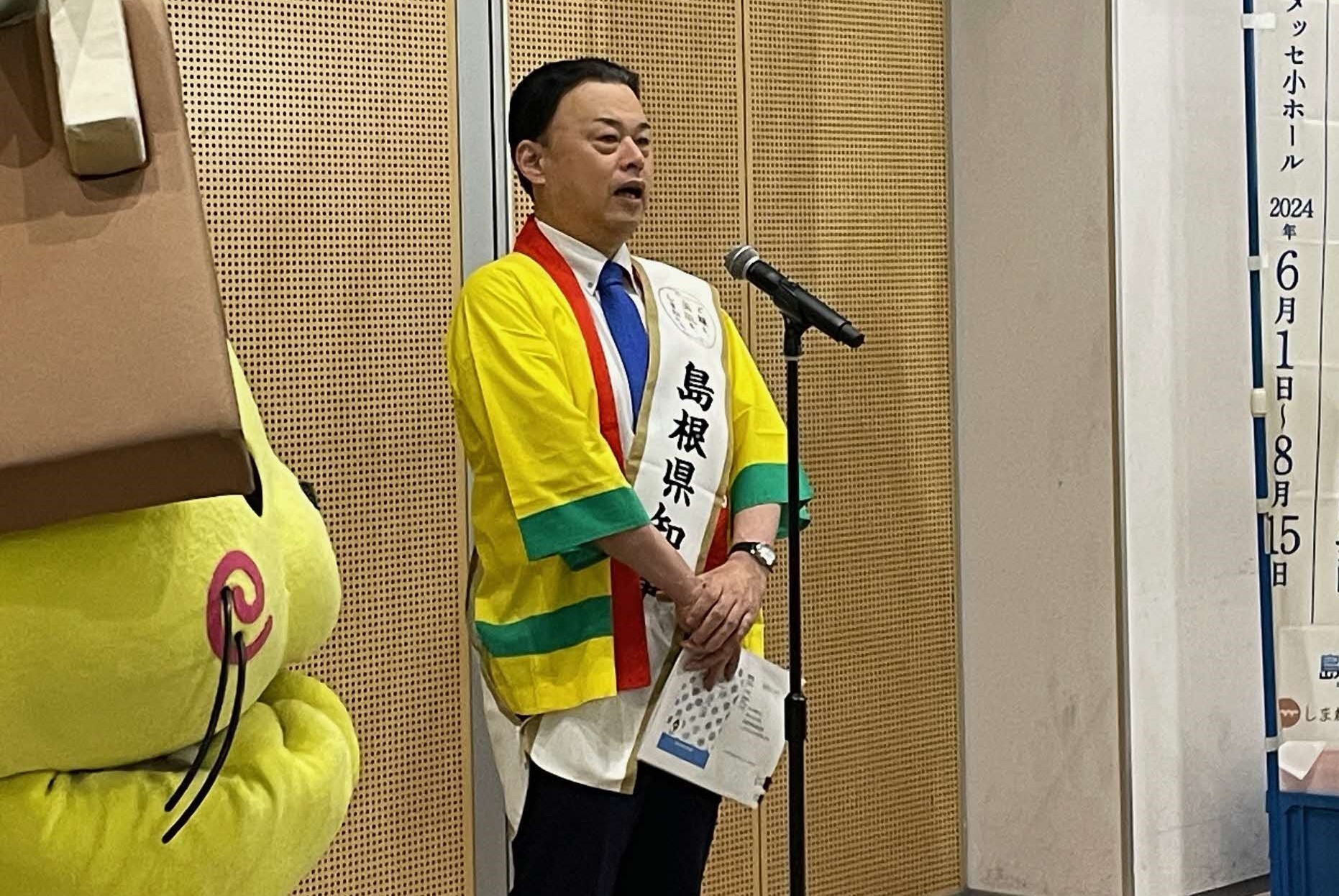 来場者へ挨拶をする知事