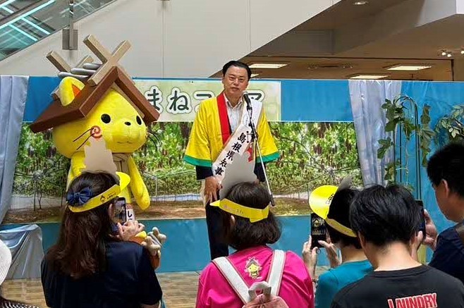 来店者へＰＲするようす