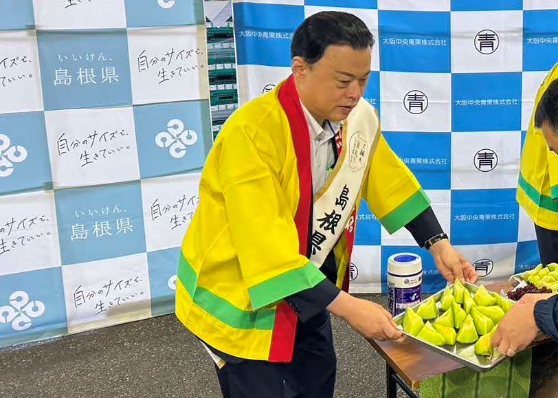 市場関係者へ試食配布するようす