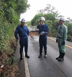 担当者から説明を受ける知事