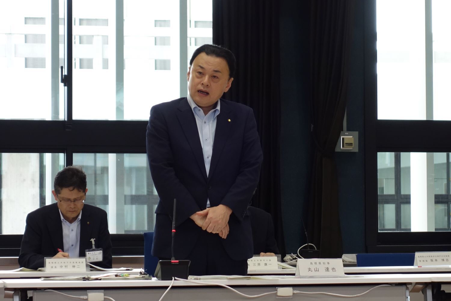 意見を述べる知事