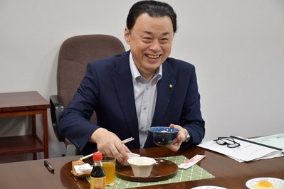 たまごかけご飯を試食する知事