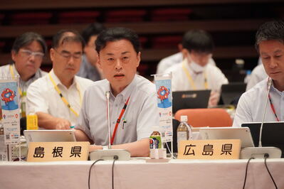 会議に出席する知事